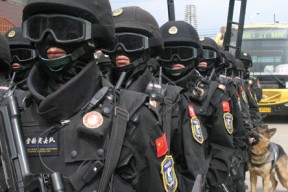 亚博体育包含北城暴熊队对阵海滨雪豹队，篮球大师赛火力全开，门将神扑救主——防守强度拉满的词条