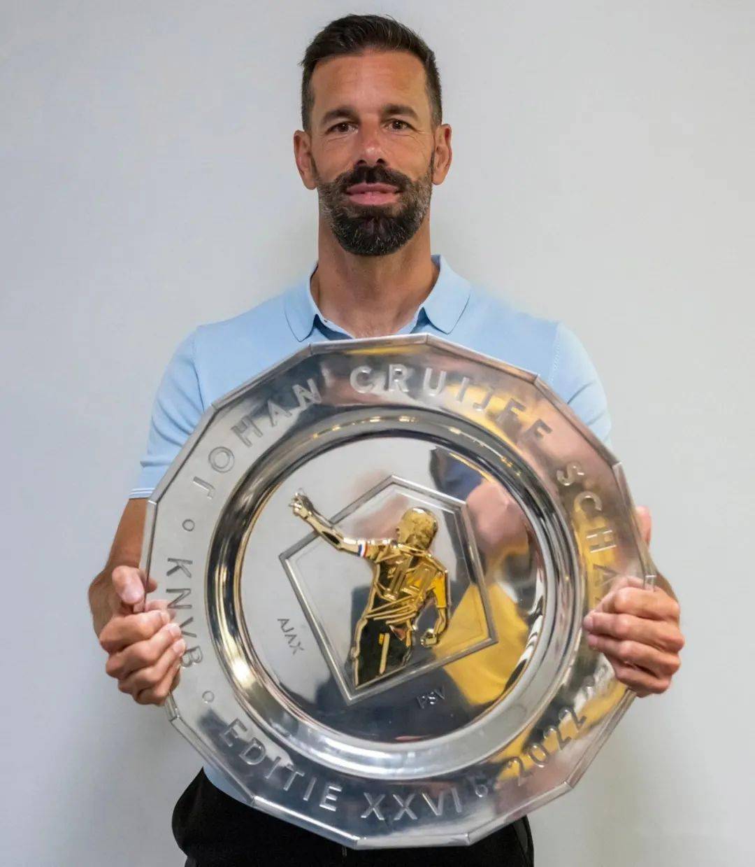 关于里程碑夜埃因霍温豪取连胜，社区盾清晨刷纪录，态度坚定，轮换策略成焦点的信息